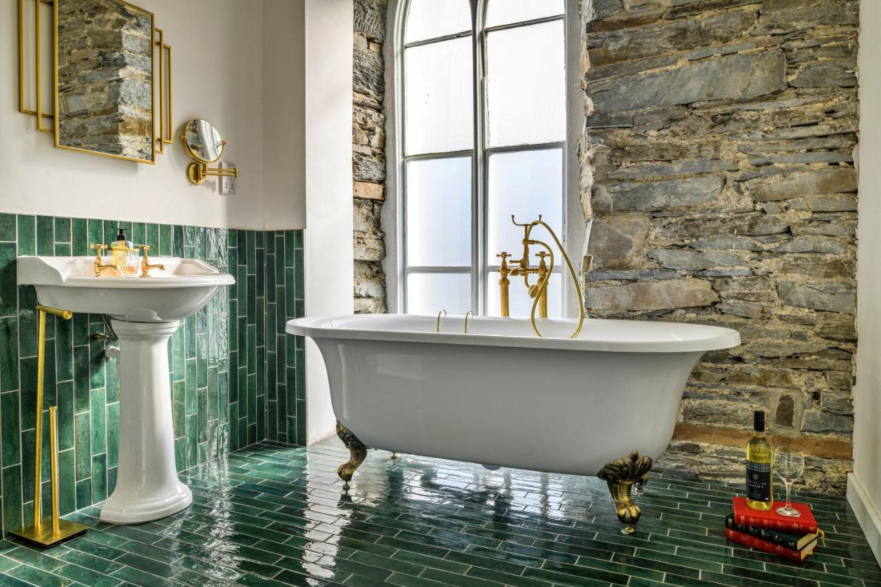 Dinas Mawddwy Finest Retreats - Luxury Converted Chapel With Hot Tub & Games Room מראה חיצוני תמונה